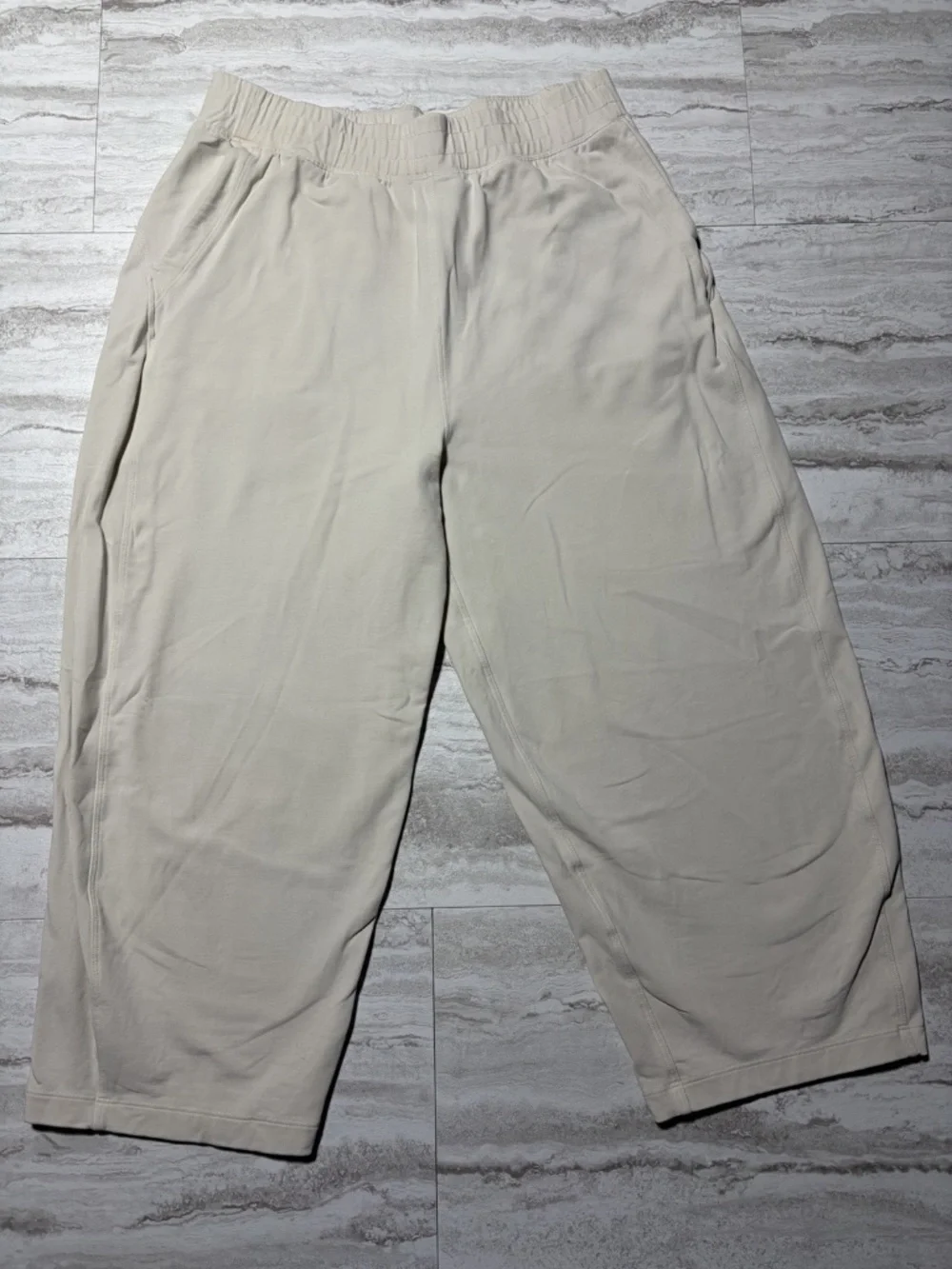 Lululemon Lightweight Mid-Rise Barrel-Leg Cropped Pant Bone - Size 8
